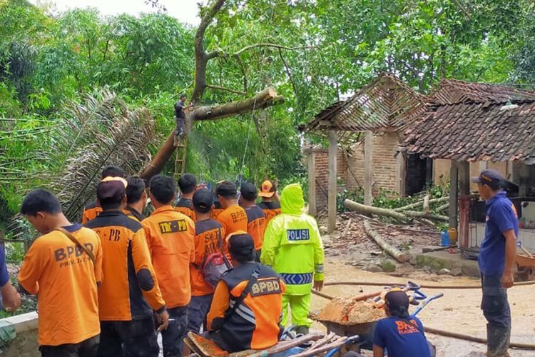 Hujan deras semalaman membuat 2 rumah warga tertimpa pohon tumbang dan 2 rumah tertimbun longsor. Longsor juga membuat akses jalan desa terputus.