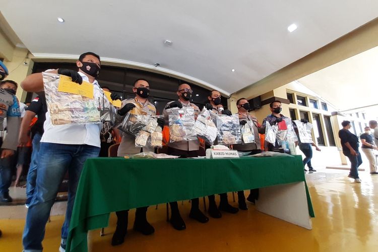 Kabid Humas Polda Metro Jaya bersama Jajaran Melihatkan 49 orang tersangka kasus pungutan liar