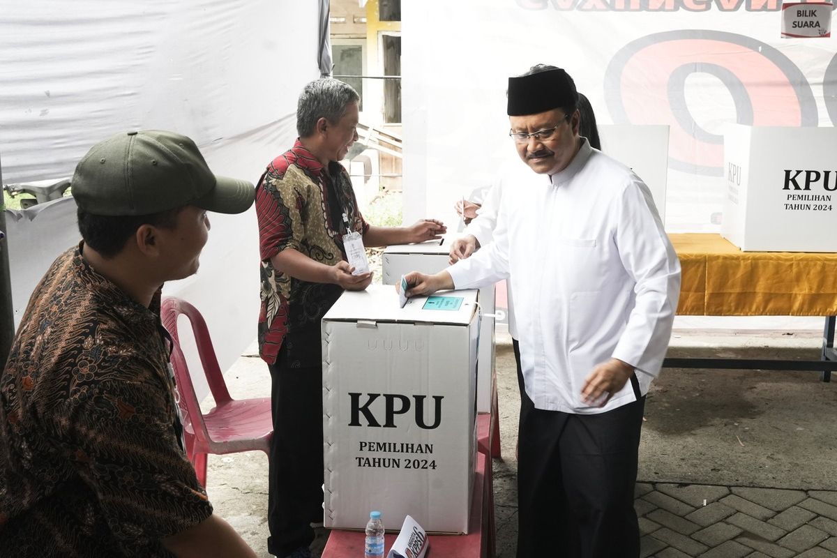 Mensos Gus Ipul nyoblos pilkada serentak di TPS 4 Jalan Gayungan Surabaya, Rabu (27/11/2024).