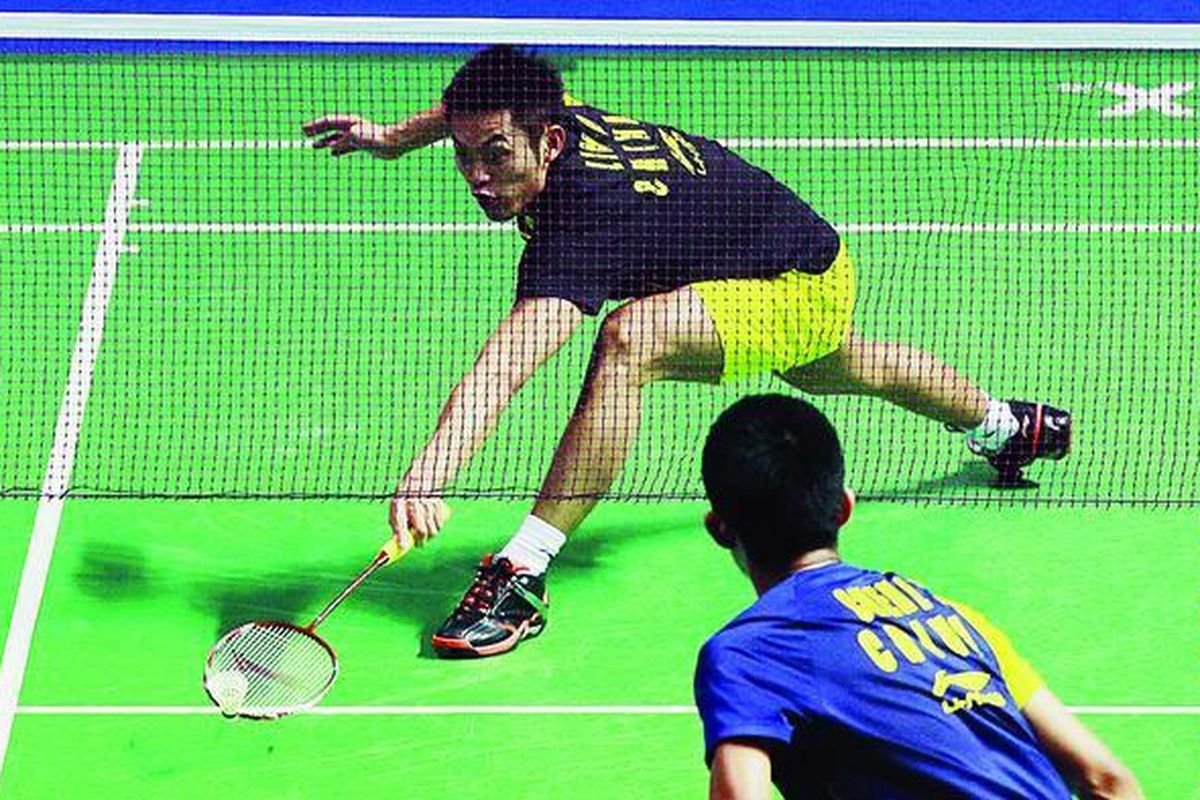 Pebulu tangkis China, Lin Dan (atas), mengembalikan kok kepada rekan senegaranya, Chen Long (bawah), pada final tunggal putra Premier Super Series China Terbuka di Yuanshen Gymnasium, Shanghai, Minggu (27/11). Lin Dan merebut gelar juara tunggal putra.