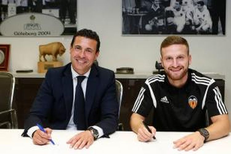 Bek asal Jerman, Shkodran Mustafi, saat menandatangani kontrak bersama Valencia. 