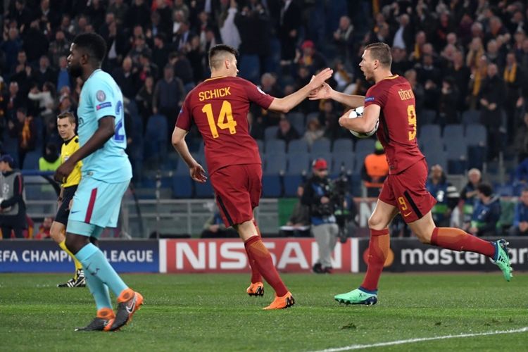 Penyerang AS Roma, Edin Dzeko (kanan), merayakan golnya bersama Patrik Schick dalam laga leg kedua perempat final Liga Champions kontra FC Barcelona di Stadion Olimpico, Roma, Italia pada 10 April 2018.