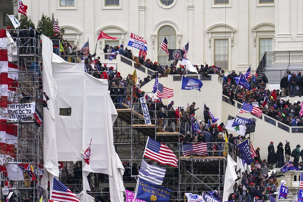 Biden Beri Penghormatan ke Polisi yang Tewas Menghalau Pendukung Trump di Capitol