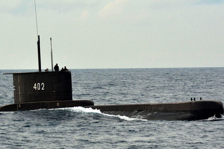 FOTO ARSIP - Kapal selam KRI Nanggala-402 buatan tahun 1952 saat latihan Pratugas Satgas Operasi Pengamanan Perbatasan (Pamtas) Maphilindo 2017 di Laut Jawa, Jumat (20/1/2017). ANTARA FOTO/Syaiful Arif/rwa.