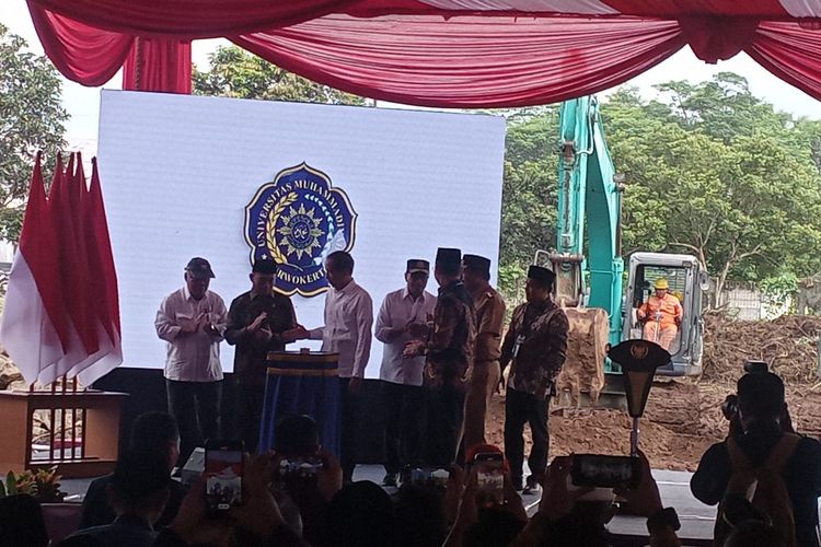 Presiden Jokowi melakukan ground breaking pembangunan kampus 2 Universitas Muhammadiyah Purwokerto (UMP), Kabupaten Banyumas, Jawa Tengah, Rabu (3/1/2024).