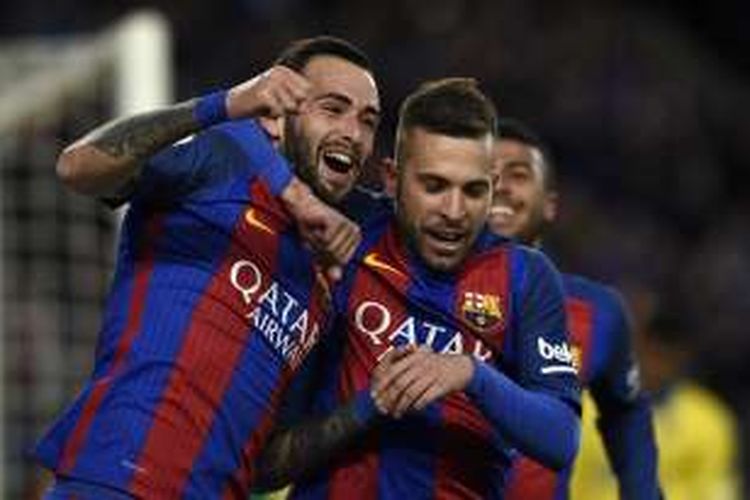 Pemain FC Barcelona, Aleix Vidal (kiri), merayakan gol yang dia cetak ke gawang Las Palmas, dalam lanjutan La Liga di Stadion Camp Nou, Sabtu (14/1/2017).