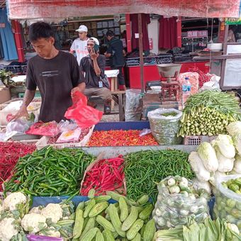 Sabar, salah satu pedagang tomat di Pasar Kramat Jati Selasa (9/4/2024).