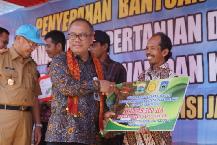 Kementerian Pertanian (Kementan) serahkan bantuan kepada para petani karet di Kabupaten Sarolangun, Jambi.