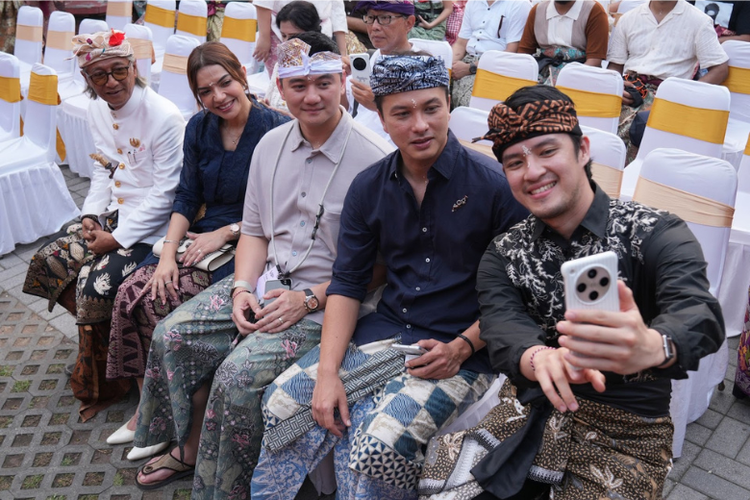 Para brand ambassador Oppo Indonesia Nicholas Saputra, Najwa Shihab, Morgan Oey, dan Arnold Poernomo tengah selfi bersama menggunakan Oppo Find X8 Series.