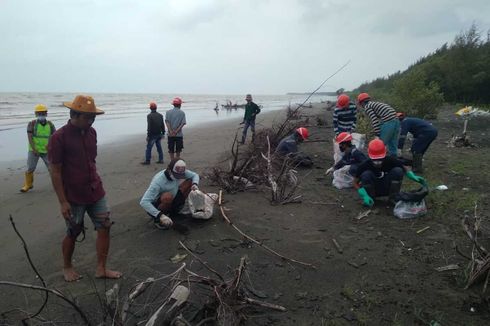 Pantai Karawang Lagi-lagi Kena Tumpahan Minyak, PHE ONWJ Sebut Bukan dari Anjungannya