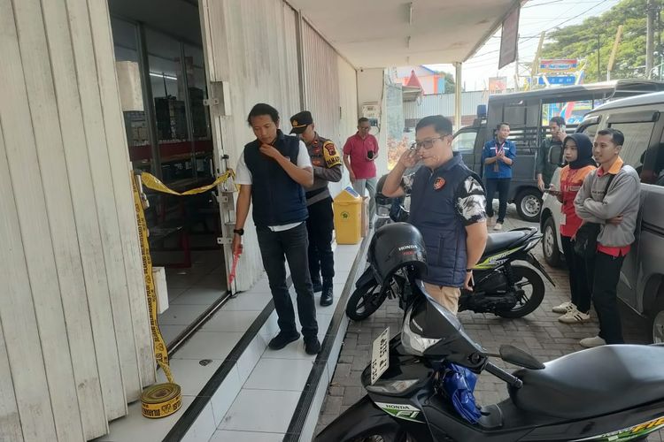 Atap Alfamart Dijebol Maling saat Subuh, Rokok hingga Kondom Hilang 