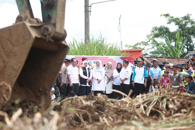Gubernur Khofifah bersama Bupati Ipuk meletakkan batu pertama pembangunan hunian korban banjir di Kecamatan Kalibaru, Banyuwangi 