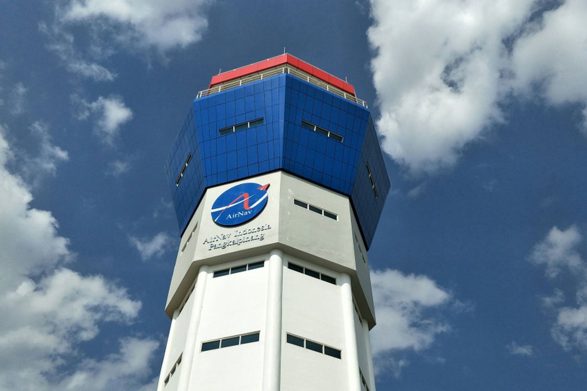 Perusahaan Umum Lembaga Penyelenggara Pelayanan Navigasi Penerbangan Indonesia (LPPNPI) atau AirNav Indonesia mulai mengoperasikan tower baru di Bandara Depati Amir, Pangkalpinang, Provinsi Kepulauan Bangka Belitung, Senin (12/2/2018).