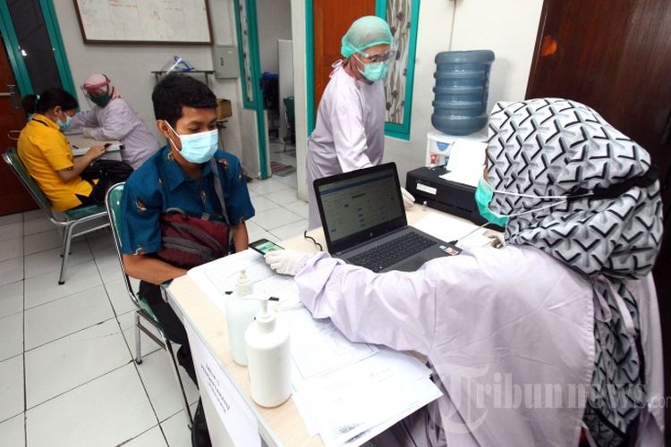 Situasi pendaftaran vaksin Covid-19 produk Sinovac di Puskesmas Pelindung Hewan, Jalan Pelindung Hewan, Kota Bandung, Jumat (29/1/2021). 