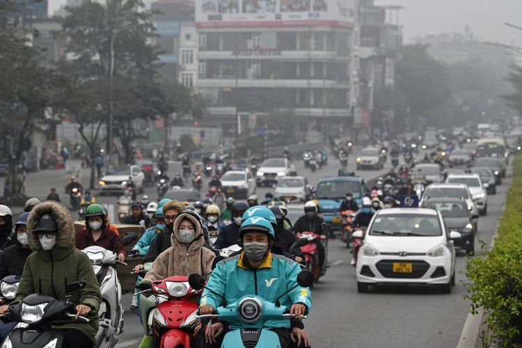 Kendaraan melaju di tengah polusi udara yang tinggi di Hanoi pada Selasa (5/3/2024).