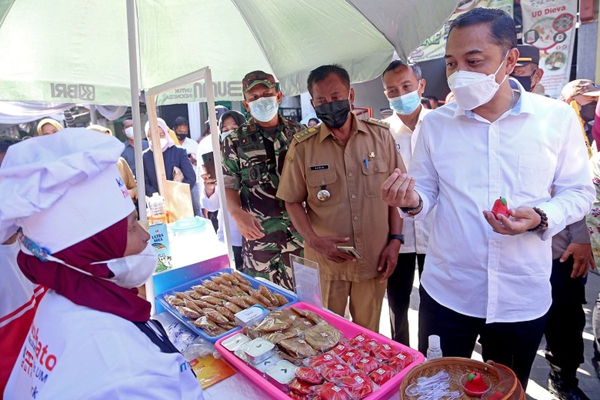 Wali Kota (Walkot) Surabaya Eri Cahyadi resmikan Kampung Wisata Kue di Jalan Rungkut Lor Gang II, Kelurahan Kalirungkut, Kecamatan Rungkut, Kota Surabaya. 