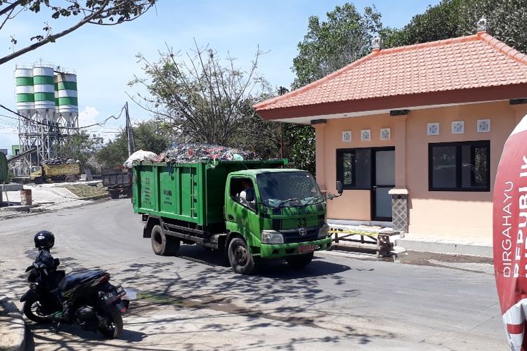 Truk-truk sampah kembali beroperasi di TPA Suwung, Selasa (29/10/2019) siang.