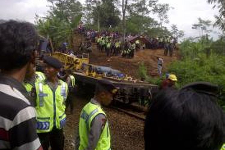 Kerumunan warga yang penasaran mendatangi lokasi kejadian Kereta Api Malabar anjlok, Sabtu (5/4/2014).