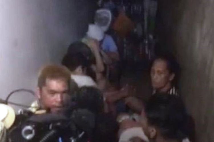 Beginilah kondisi ruang rahasia yang disesaki 20 orang tahanan di sebuah kantor polisi di Manila, Filipina. Ruangan ini hanya memiliki luas tiga meter persegi, tanpa lampu, dan jendela.