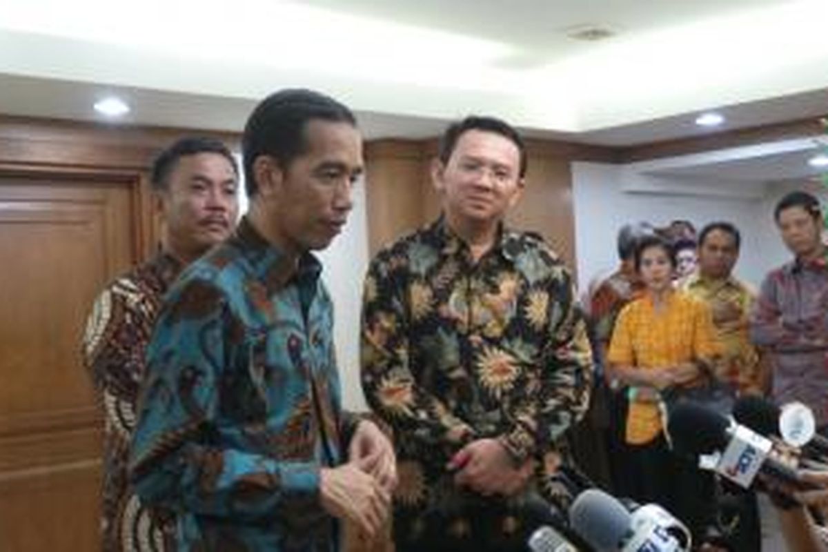 Presiden Terpilih Joko Widodo (kiri) bersama Plt Gubernur DKI Jakarta Basuki Tjahaja Purnama (kanan) dan Ketua DPRD DKI Jakarta Prasetyo Edi Marsudi (belakang) seusai menghadiri silaturahmi Gubernur bersama perangkat daerah, di Istora Senayan, Jakarta, Kamis (16/10/2014).