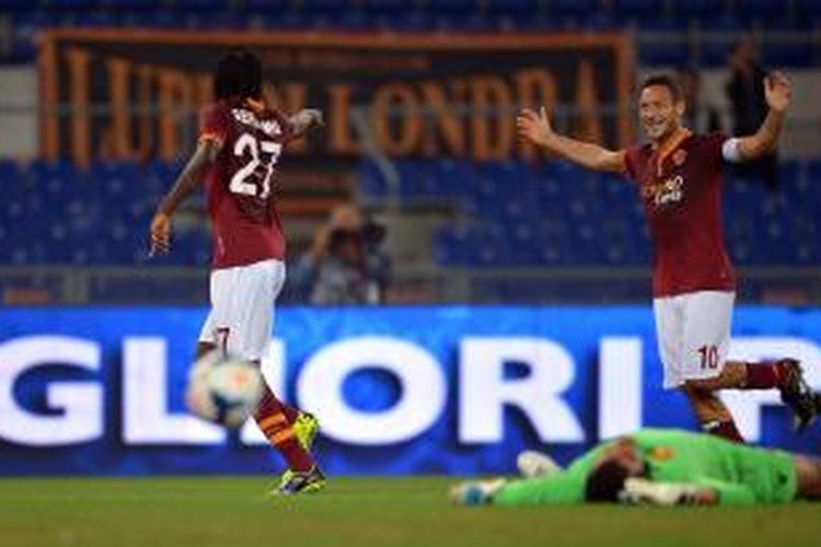 Kapten AS Roma Fransesco Totti (kanan) ikut merayakan keberhasilan Gervinho (kiri) membobol gawang Bologna, pada laga Serie-A, di Olimpico, Minggu (29/9/2013).
