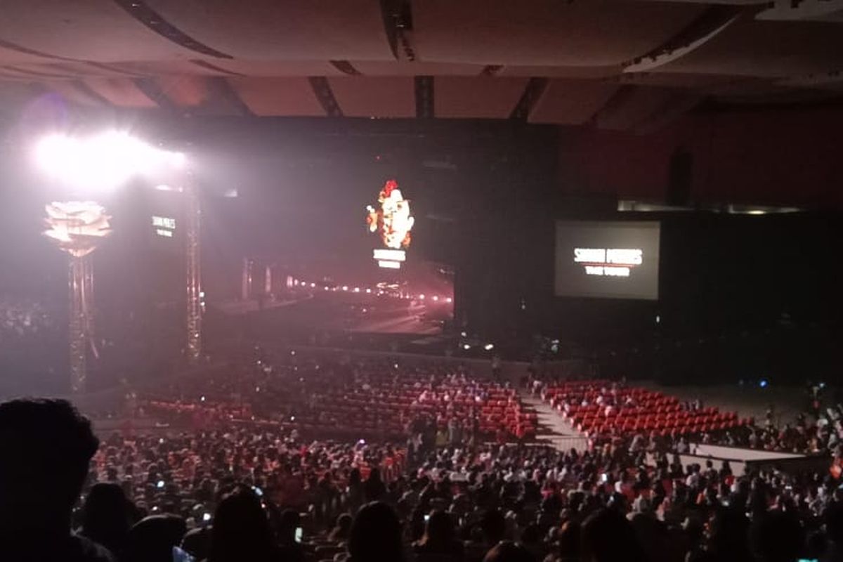 Suasana di dalam gedung konser bertajuk Shawn Mendes: The Tour Asia mulai dipadati penonton. Konser tersebut digelar di Sentul International Convention Center (SIICC) Sentul, Bogor, Jawa Barat, Selasa malam (8/10/2019).