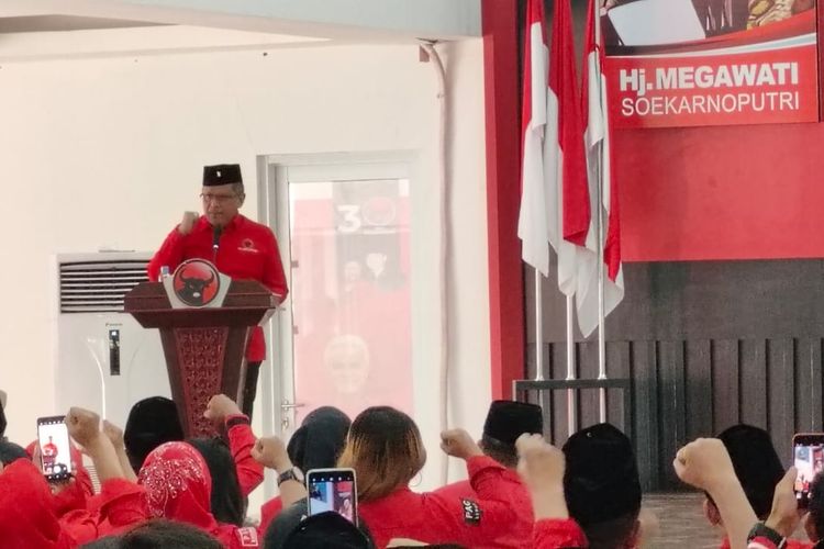 Sekretaris Jenderal PDI-P Hasto Kristiyanto saat berpidato di acara Rapat Kerja Daerah III PDI-P Provinsi Banten, Serang, Minggu (10/9/2023).