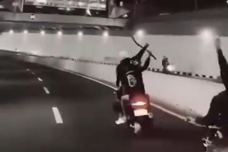 Viral Video Pemotor Acungkan Celurit di Underpass Simpang Joglo Solo, Polisi Turunkan Tim Resmob