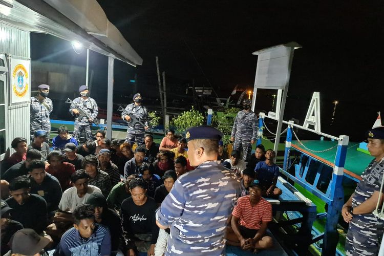 Pangkalan TNI Angkatan Laut (Lanal) Balikpapan mengamankan 8 kapal motor yang mencuri batu bara dari kapal tongkang di Muara Kembang Buoy 17, Samarinda, Kalimantan Timur, Senin (17/1/2022).