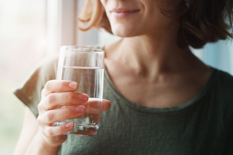 Ilustrasi minum air putih. Air putih adalah minuman yang direkomendasikan untuk banyak diminum penderita penyakit batu ginjal. 