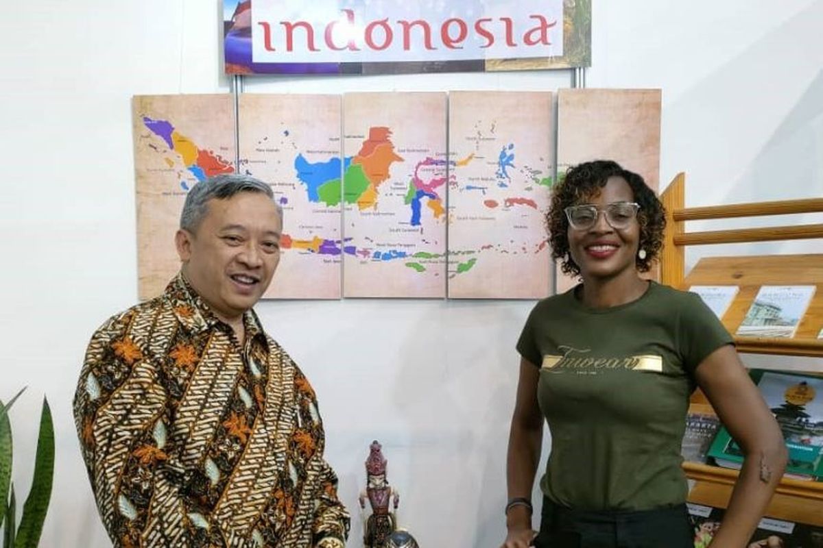 Dubes RI Windhoek Y M Wisnu Edi Pratignyo bersama Wakil Menteri Lingkungan Hidup dan Pariwisata Namibia Hon Heather Sibungo di stan Indonesia pada ajang Namibia Tourism Expo (NTE) 2022.

