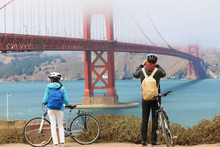 Bersepeda di San Fransisco adalah salah satu pilihan menarik untuk menikmati pemandangan di kota itu.