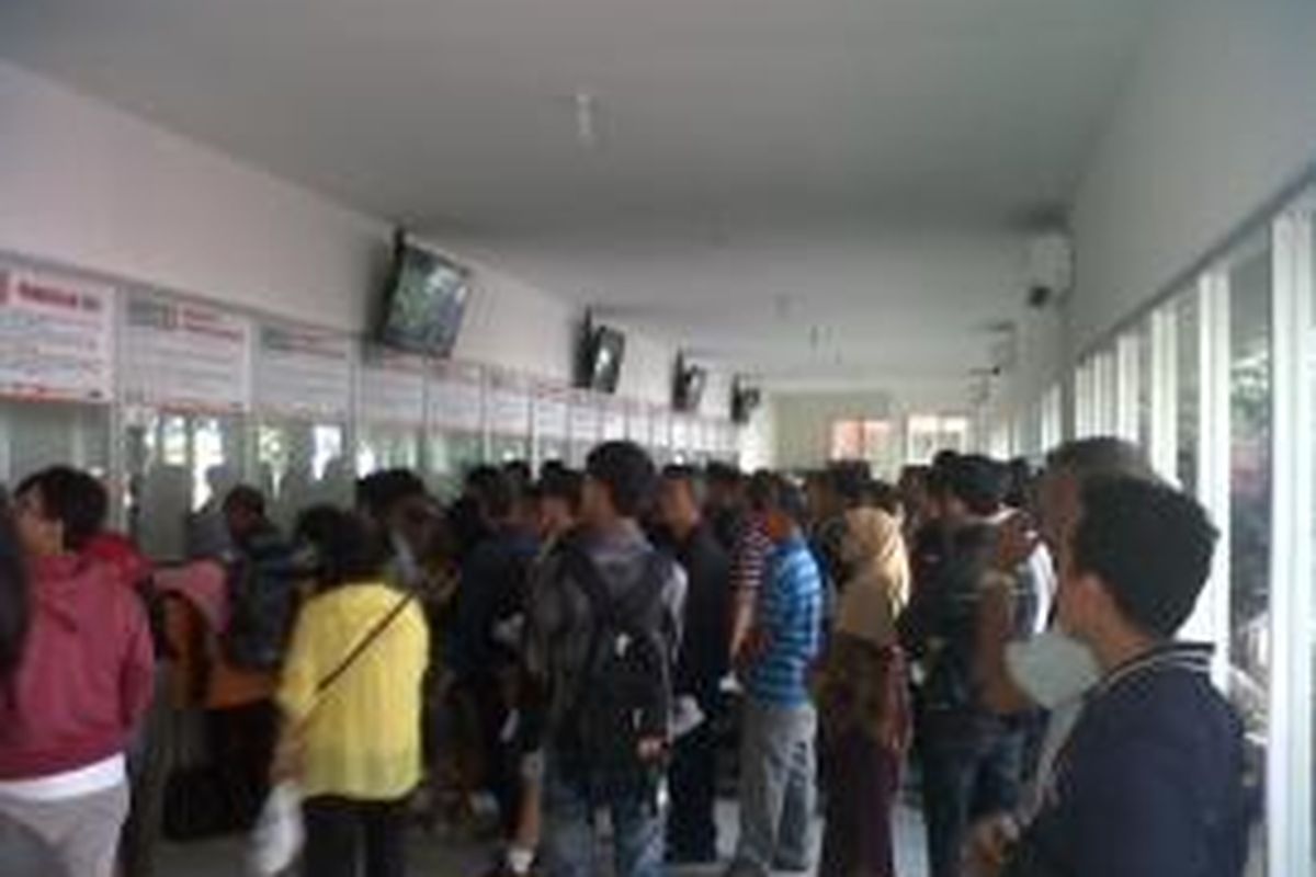 Suasana di Stasiun Pasar Senen

Suasana penukaran tiket jelang satu hari perayaan Idul Adha di Stasiun Pasar Senen, Jakarta, Senin (14/10/2013).Kompas.com/Ummi Hadyah Saleh