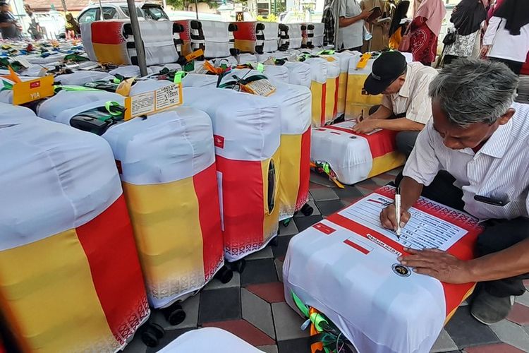 Jemaah Haji Kulon Progo Mulai Kumpulkan Koper, Ada yang Bawa Mi Instan hingga Bumbu