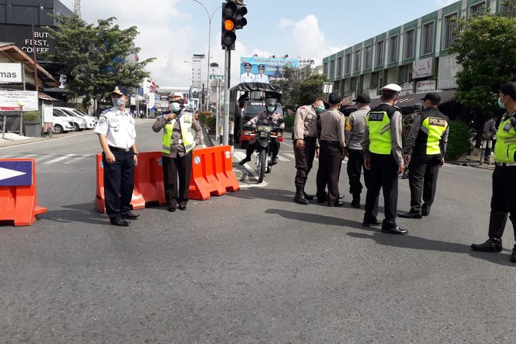 Sejumlah ruas jalan di Kota Pontianak, Kalimantan Barat, ditutup selama pemberlakukan PPKM mikro.