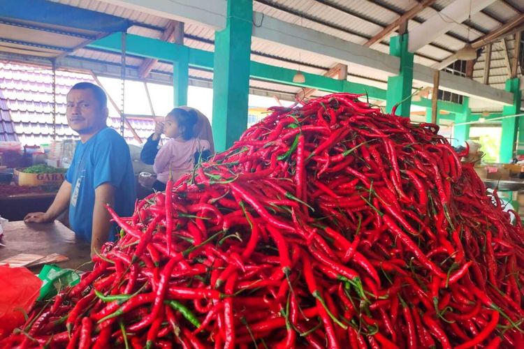 Harga cabai merah di Kabupaten Karimun, Kepulauan Riau (Kepri) terpantau kembali mengalami kenaikan. Terbaru, harga cabai merah di pasar-pasar yang ada di Karimun menembus Rp100 ribu per kilogramnya (Kg).