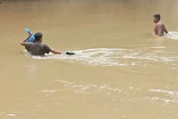 Usai Viral Bidan Seberangi Sungai, Kini Giliran Penghulu Rela Basah Kuyup untuk Menikahkan Warga