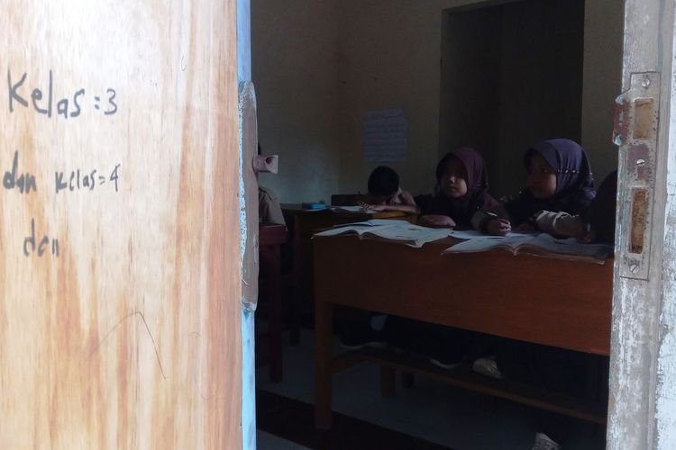 Sejumlah murid SDN Tanjungsari III Cianjur, Jawa Barat, terpaksa belajar di musala karena ruang kelas mereka nyaris ambruk.