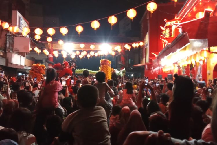 Peŕtunjukan barongsai dan naga di kelenteng Kwan Tie Miau, Kota Pangkalpinang, Kepulauan Bangka Belitung, Jumat (9/2/2024) malam.