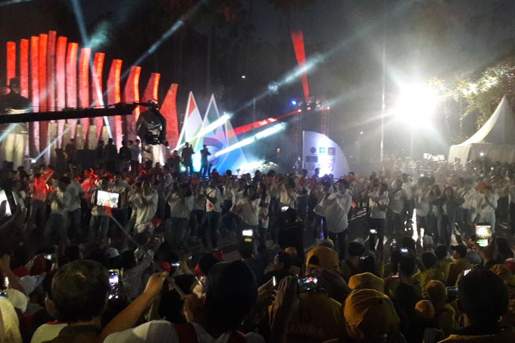 Relawan Joko Widodo-Maruf Amin menggelar flash mob di Tugu Proklamasi, Menteng, Jakarta Pusat, Jumat (21/9/2018).