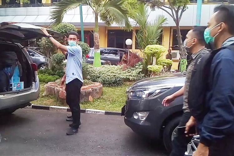 Petugas KPK memasukkan barangbukti yang disitanya di kompleks Setda Pemkab Kudus, Jawa Tengah, Minggu (28/7/2019) 