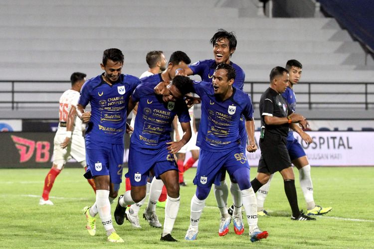 Pemain PSIS Semarang seusai menjebol gawang Persija Jakarta, pada pertandingan pekan 18 Liga 1 2021-2022 yang berakhir dengan skor 1-2 di Stadion Kapten I Wayan Dipta Gianyar, Bali, Kamis (6/1/2021) malam.