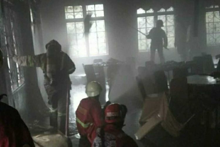 Petugas Pemadam Kebakaran Kota Pekanbaru melakukan pemadaman di rumah dinas ketua DPRD Riau, Rabu (20/05/2020). Dok Damkar Pekanbaru.