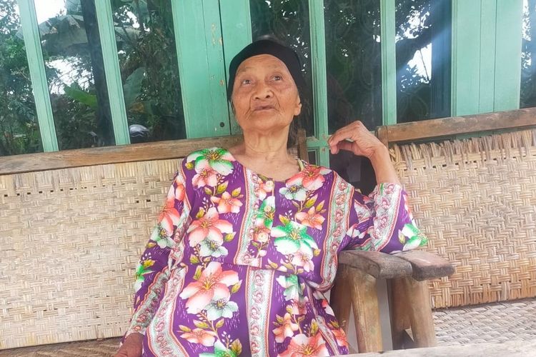 Polisi mendatangi rumah Nenek berinisial JW (83), warga Desa/Kecamatan Somagede, Kabupaten Banyumas, Jawa Tengah, Rabu (13/7/2022).