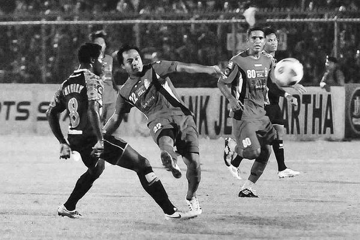 Pemain Persijap Jepara, Gendut Doni (22), dibayangi pemain Sriwijaya FC, Thiery (8), pada pertandingan lanjutan sepak bola Liga Super Indonesia di Stadion Gelora Bumi Kartini, Jepara, Jawa Tengah, Sabtu (11/6). Pertandingan berakhir imbang 1-1.