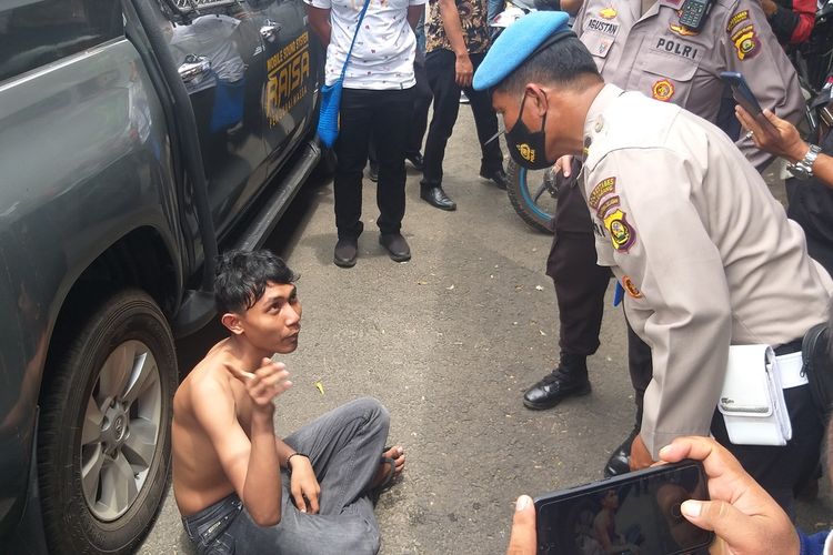 Seorang diduga penyusup ke massa aksi demo Omnibus Law di Palembang saat diamankan pihak kepolisian,  Rabu (7/10/2020).
