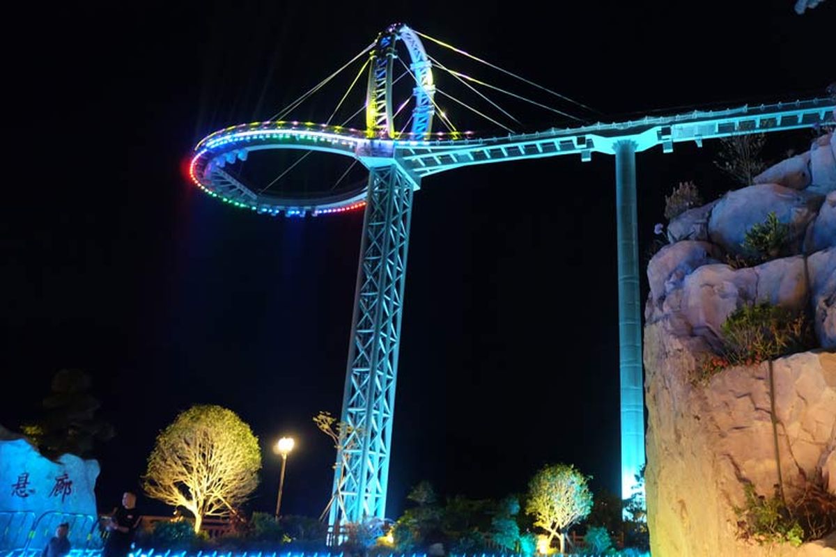 Cantiknya Tianmen Sky Walk di malam hari.