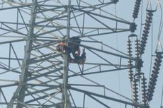 Seorang Wanita Naik ke Atas Tower SUTET di Pekanbaru 