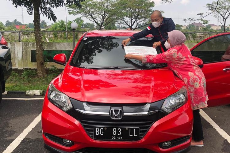 Mobil jenis Honda HRV warna merah tahun 2020 dengan nomor polisi BG 83 LL yang merupakan milik Eddy Hermanto saat disita oleh penyidik Kejaksaan Tinggi Sumatera Selatan.