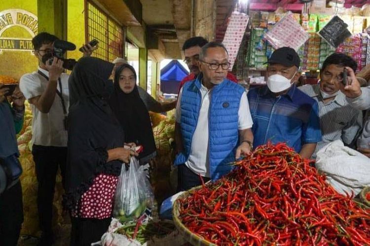 Mendag Zulkifli Hasan saat meninjau Pasar Jagasatru di Cirebon, Jawa Barat, hari ini, Minggu (17/7/2022).